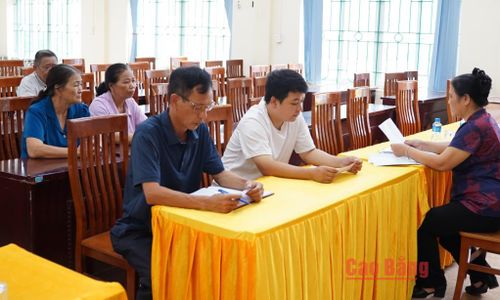Chi ủy Chi bộ xóm Thanh Bình, xã Hòa An trao đổi, thống nhất triển khai các nhiệm vụ sau sắp xếp, sáp nhập xóm.