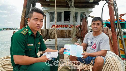 Lực lượng biên phòng tại Đồn Biên phòng Sông Đốc tuyên truyền quy định chống khai thác IUU và ký cam kết với ngư dân Dương Tấn Phát trước khi tàu xuất bến.