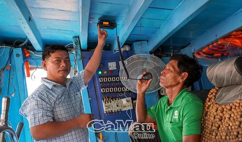Ngư dân cửa biển Sông Ðốc chủ động kiểm tra các trang thiết bị và hệ thống VMS trên tàu trước khi nhổ neo.