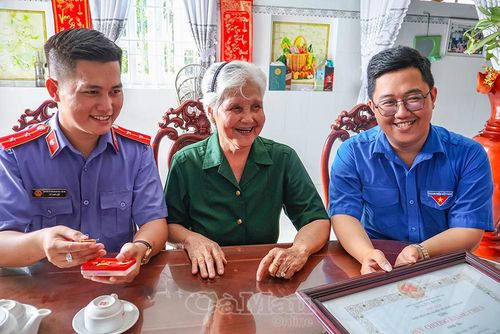 Đoàn viên Chi đoàn Viện Kiểm sát nhân dân Khu vực II - II Cần Thơ và Xã đoàm Phú Mỹ thăm gia đình chính sách và tổ chức "Bữa cơm tri ân" cùng cựu chiến binh.
