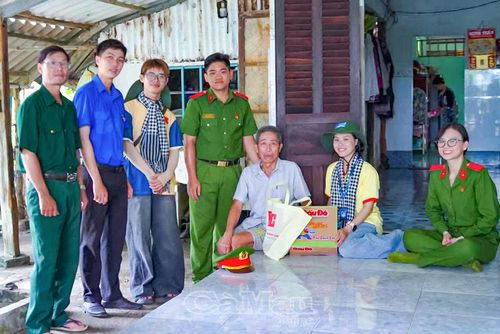 Xã đoàn Quách Phẩm phối hợp các thanh niên tình nguyện của Trường Đại học Cảnh sát nhân dân và Trường Đại học Nam Cần Thơ trao 20 suất quà cho gia đình chính sách, người có công với cách mạng trên địa bàn xã.