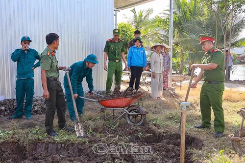 Đoàn viên xã Trí Phải góp ngày công xây dựng nhà cho thân nhân gia đình chính sách, người có công với cách mạng bị nhiễm chất độc hóa học.