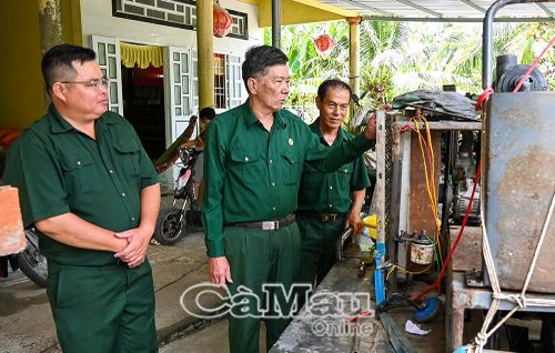 CCB Nguyễn Văn Thảo (giữa) giới thiệu chức năng của máy kéo lúa.