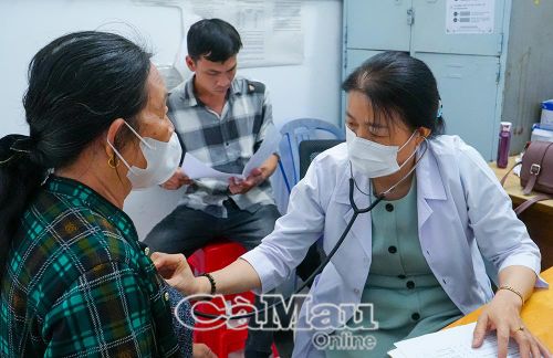 Y, bác sĩ Phường Lý Văn Lâm khám sức khỏe cho người dân.