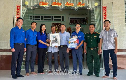 Đại diện các đơn vị và lãnh đạo xã Vĩnh Lợi trao quà, tặng di ảnh phục dựng đến gia đình liệt sĩ Trà Văn Nóc, ấp Trà Ban 1, xã Vĩnh Lợi.