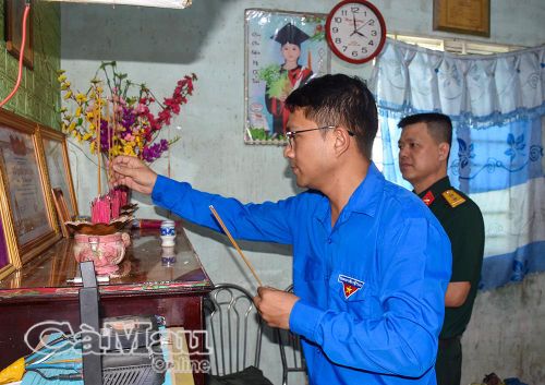 Phó Bí thư Thường trực Tỉnh đoàn Trần Đăng Khoa thắp hương tưởng nhớ liệt sĩ Nguyễn Văn Út tại gia đình ở ấp Trà Ban 1, xã Vĩnh Lợi.