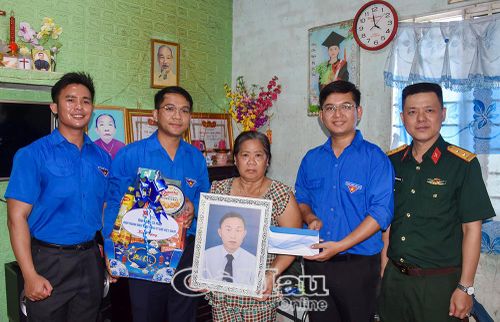  Phó Bí thư Thường trực Tỉnh đoàn Trần Đăng Khoa (thứ 2 từ trái sang) trao quà đến gia đình liệt sĩ Nguyễn Văn Út, ấp Trà Ban 1, xã Vĩnh Lợi.