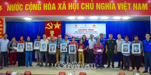  Đại biểu và các gia đình liệt sĩ chụp ảnh lưu niệm tại chương trình.