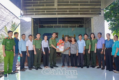 Thiếu tướng Hồ Việt Triều cùng đoàn công tác tặng quà gia đình ông Lâm Hoàng Việt, thương binh 4/4, ngụ ấp Hữu Thời, xã Biển Bạch.