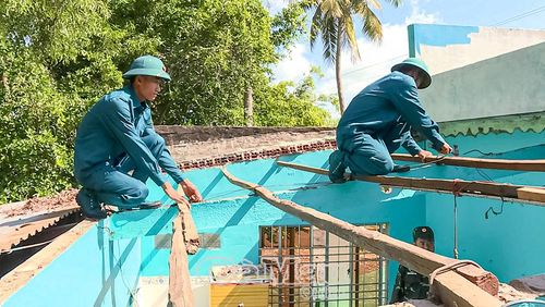 Lực lượng vũ trang Xã Hồng Dân hỗ trợ tháo dỡ nhà, góp phần đẩy nhanh tiến độ xây dựng nhà ở cho gia đình ông Đồng Văn Miên.
