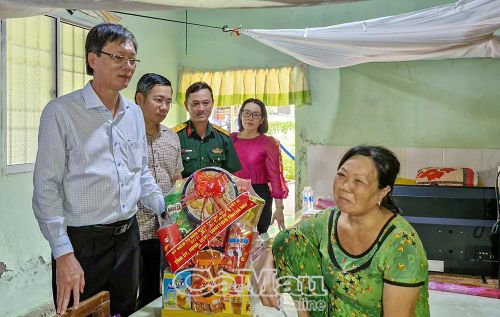 Đồng chí Nguyễn Huy Dũng trao quà, thăm hỏi gia đình chính sách tại ấp Canh Điền, xã Gành Hào.