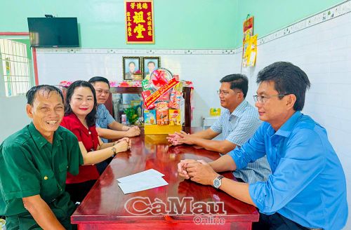 Thương binh Danh Văn Thoại bày tỏ niềm vui trước sự quan tâm, thăm hỏi của lãnh đạo xã Phước Long nhân dịp kỷ niệm NgàyThương binh - Liệt sĩ.