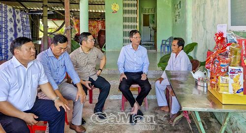 Đồng chí Nguyễn Huy Dũng, Bí thư Đảng ủy, Chủ tịch HĐND xã Gành Hào (thứ 2 từ phải sang) thăm hỏi sức khỏe người có công với cách mạng.