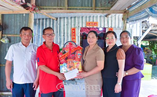  Đồng chí Nguyễn Thu Tư trao quà tri ân của Tỉnh ủy, HĐND, UBND, Ủy ban MTTQ Việt Nam tỉnh Cà Mau đến thương binh Trần Thanh Lùng.