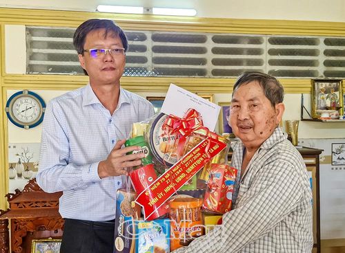 Trao quà tri ân gia đình chính sách tại Ấp 2, nhân kỷ niệm 79 năm Ngày Thương binh - Liệt sĩ.