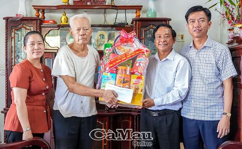 Đồng chí Võ Văn Lực (thứ 2 từ phải sang) cùng chính quyền địa phương trao quà, động viên ông Đỗ Công Quỳ, bệnh binh, tại Ấp 14.
