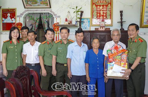 Đoàn công tác thăm, tặng quà gia đình ông Nguyễn Quan Khương, thương binh 4/4, ngụ ấp Xóm Mới, xã Biển Bạch.