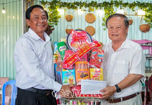 Tại ấp An Khoa, đồng chí Võ Văn Lực trao quà của Tỉnh ủy, HĐND, UBND, Ủy ban MTTQ Việt Nam tỉnh Cà Mau đến ông Huỳnh Văn Tào.
