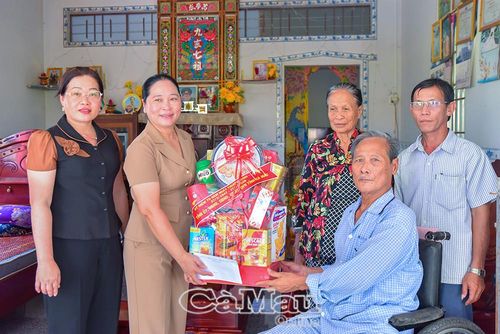 Đồng chí Nguyễn Thu Tư trao quà bày tỏ sự trân trọng và tri ân thương binh Phạm Văn Đặng.