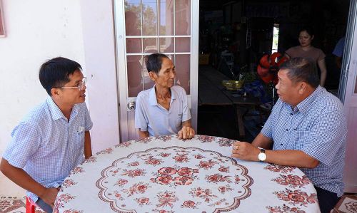 Trưởng Ban Quản lý Khu kinh tế tỉnh Dương Hoài Nam (bên phải) cùng Bí thư Đảng ủy, Chủ tịch HĐND xã Tam Giang Lâm Anh Đức (bên trái), thăm hỏi sức khỏe, đời sống gia đình ông Ngô Văn Bảnh.