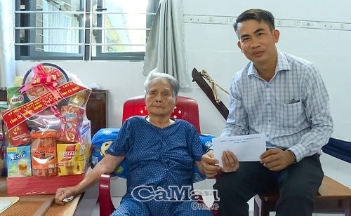  Đoàn công tác thăm, tặng quà Mẹ Việt Nam Anh hùng Nguyễn Thị Láng, ngụ ấp Bà Ai.