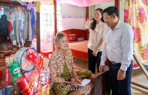 Đoàn công tác thăm hỏi bà Nguyễn Thị Thâu, thương binh 4/4, vợ liệt sĩ, tại ấp Xóm Lá.
