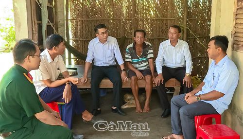 Đoàn công tác khảo sát thực tế để xem xét hỗ trợ xây dựng nhà ở cho gia đình ông Phạm Văn Nghiệm, ngụ ấp Tà Óc.