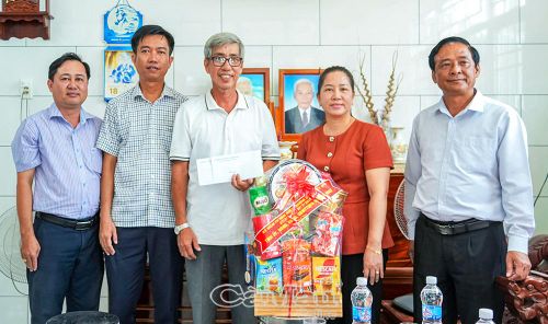 Đồng chí Võ Văn Lực, Phó Trưởng ban Thường trực Ban Tuyên giáo và Dân vận Tỉnh ủy (bìa phải), cùng đoàn công tác thăm, tặng quà ông Lê Vĩnh Phúc, bệnh binh, từng tham gia làm nhiệm vụ quốc tế tại Campuchia.