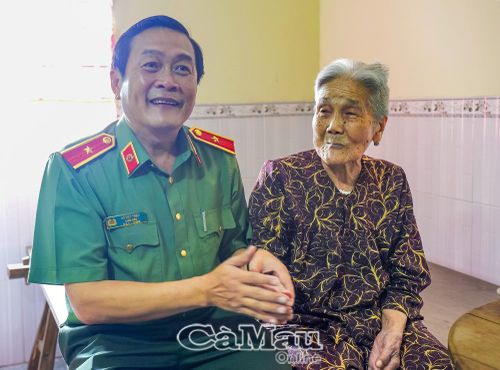 Thiếu tướng Hồ Việt Triều ân cần thăm hỏi sức khỏe Mẹ Việt Nam Anh hùng Lê Thị Dồi.