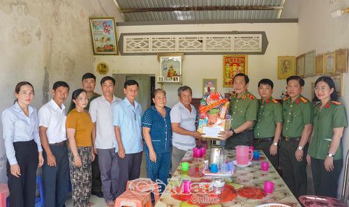  Đoàn công tác thăm, tặng quà gia đình ông Lê Hoàng Nai, ngụ Ấp 11, xã Biển Bạch.