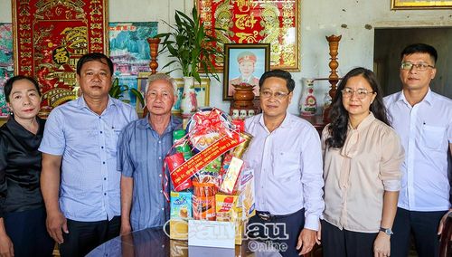 Đồng chí Bùi Tấn Bảy trao quà tri ân gia đình ông Trần Kiến Quốc, thương binh 4/4, tại ấp Đường Đào.