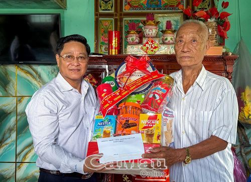  Đồng chí Bùi Tấn Bảy, Phó Chủ tịch HĐND tỉnh thăm, tặng quà gia đình ông Tạ Minh Cơ, thương binh 4/4, tại Ấp 2.