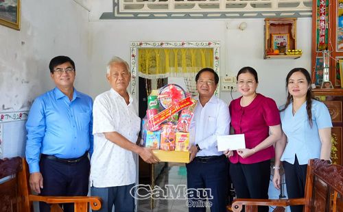  Đồng chí Lê Thanh Triều trao quà đến ông Nguyễn Minh Khai.
