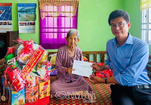  Đồng chí Phạm Thành Phước, Bí thư Đảng ủy, Chủ tịch HĐND xã Phước Long tặng quà Mẹ Việt Nam anh hùng Nguyễn Thị Thu Ba.