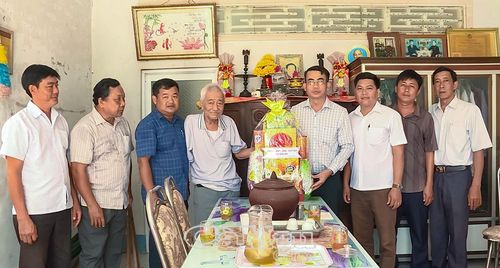 Đồng chí Hà Tấn Linh thăm hỏi, tặng quà ông Lê Văn Thính, thương binh 1/4, ngụ ấp Bà Ai.