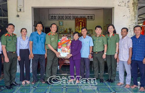 Bà Nguyễn Thị Chi, thương binh 4/4, ngụ ấp Tân Bằng, xã Biển Bạch, nhận phần quà tri ân từ đoàn công tác.