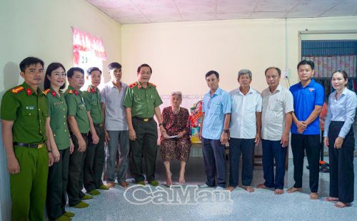 Đoàn công tác chụp ảnh lưu niệm cùng Mẹ Việt Nam Anh hùng Lê Thị Dồi.