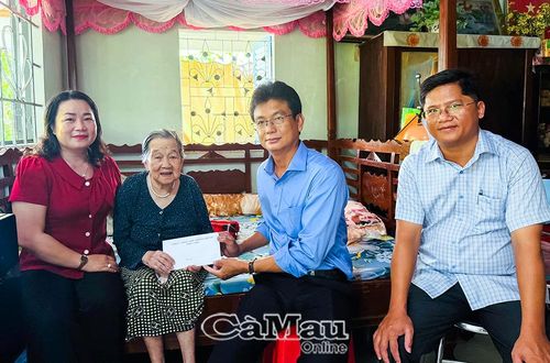 Lãnh đạo Đảng ủy, UBND xã Phước Long tặng quà Mẹ Việt Nam anh hùng Nguyễn Thị Lê.
