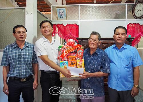 Đồng chí Nguyễn Bình Tân trao quà đến ông Ngô Thành Công.