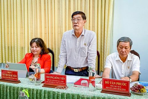Đồng chí Trương Dũng Tiến, Phó Chủ tịch Ủy ban MTTQ Việt Nam tỉnh Cà Mau, Chủ tịch Hội CCB tỉnh, nêu những khó khăn trong việc quản lý nợ quá hạn.