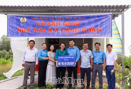 Phó Chủ tịch LĐLĐ tỉnh Cà Mau Huỳnh Văn Đậm bàn giao nhà cho chị Nguyễn Ngọc Nị, đoàn viên Công đoàn cơ sở Trường THPT Thái Thanh Hòa.
