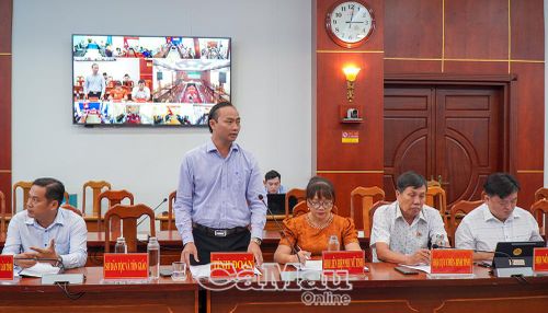 Đồng chí Phạm Tuấn Tài, Phó Chủ tịch Uỷ ban MTTQ Việt Nam tỉnh Cà Mau, Bí thư Tỉnh đoàn, thảo luận về giải pháp nâng cao hiệu quả hoạt động tín dụng chính sách.