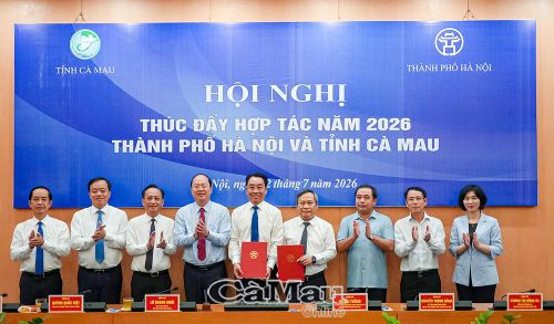 Chủ tịch UBND Thành phố Hà Nội Vũ Đại Thắng và Chủ tịch UBND tỉnh Cà Mau Lữ Quang Ngời ký Biên bản ghi nhớ hợp tác trước sự chứng kiến của lãnh đạo hai địa phương.