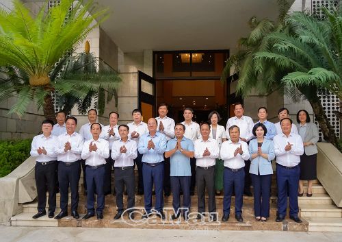 Tập thể lãnh đạo Thành phố Hà Nội và tỉnh Cà Mau chụp ảnh lưu niệm, ghi nhớ sự hợp tác giữa hai địa phương.