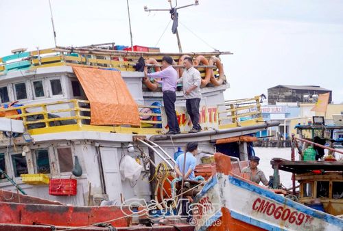  Cán bộ xã Sông Đốc thường xuyên kiểm tra các trang thiết bị bảo đảm an toàn trên tàu cá trước khi ra khơi.