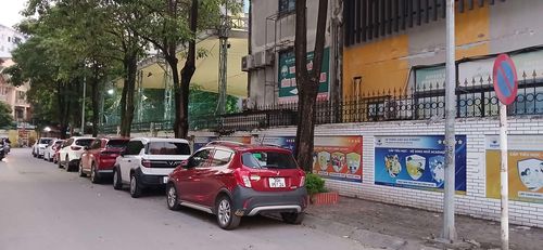 Tình trạng lấn chiếm lòng đường làm nơi đỗ xe ngay sau biến cấm đỗ tại một tuyến đường thuộc khu đô thị Nghĩa Đô. Ảnh: N.Lộc