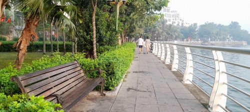 Khu vực tuyến phố quanh hồ Tây thông thoáng là kết quả của việc ra quân xử lý tình trạng lấn chiếm không gian công cộng của lực lượng chức năng phường Tây Hồ. Ảnh: N.Lộc