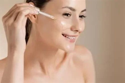 Sau tẩy tế bào chết, cần cấp ẩm để bảo vệ hàng rào da. (Ảnh: Minh họa)