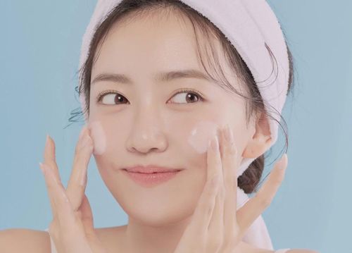 Tẩy tế bào chết giúp loại bỏ lớp sừng già trên bề mặt da. (Ảnh: Minh họa)