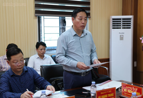 Ông Hà Quang Trung, Chủ tịch UBND tỉnh Lai Châu, báo cáo tại cuộc làm việc.Ảnh: VGP/Gia Huy